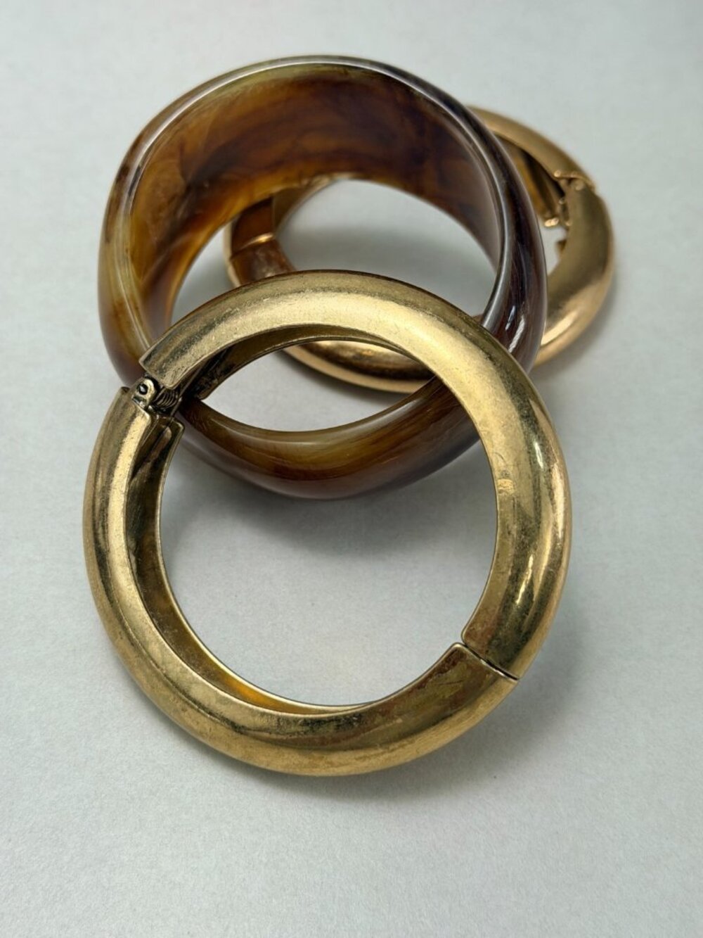 Modern  Resin Tortoise Wide Bangle & Gold Tone Hinged Bracelet Set Bold - Picture 6 of 9